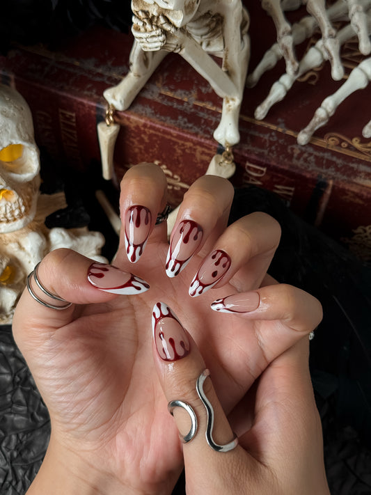 Manucure gothique Halloween avec ongles pressés Larmes Rouges