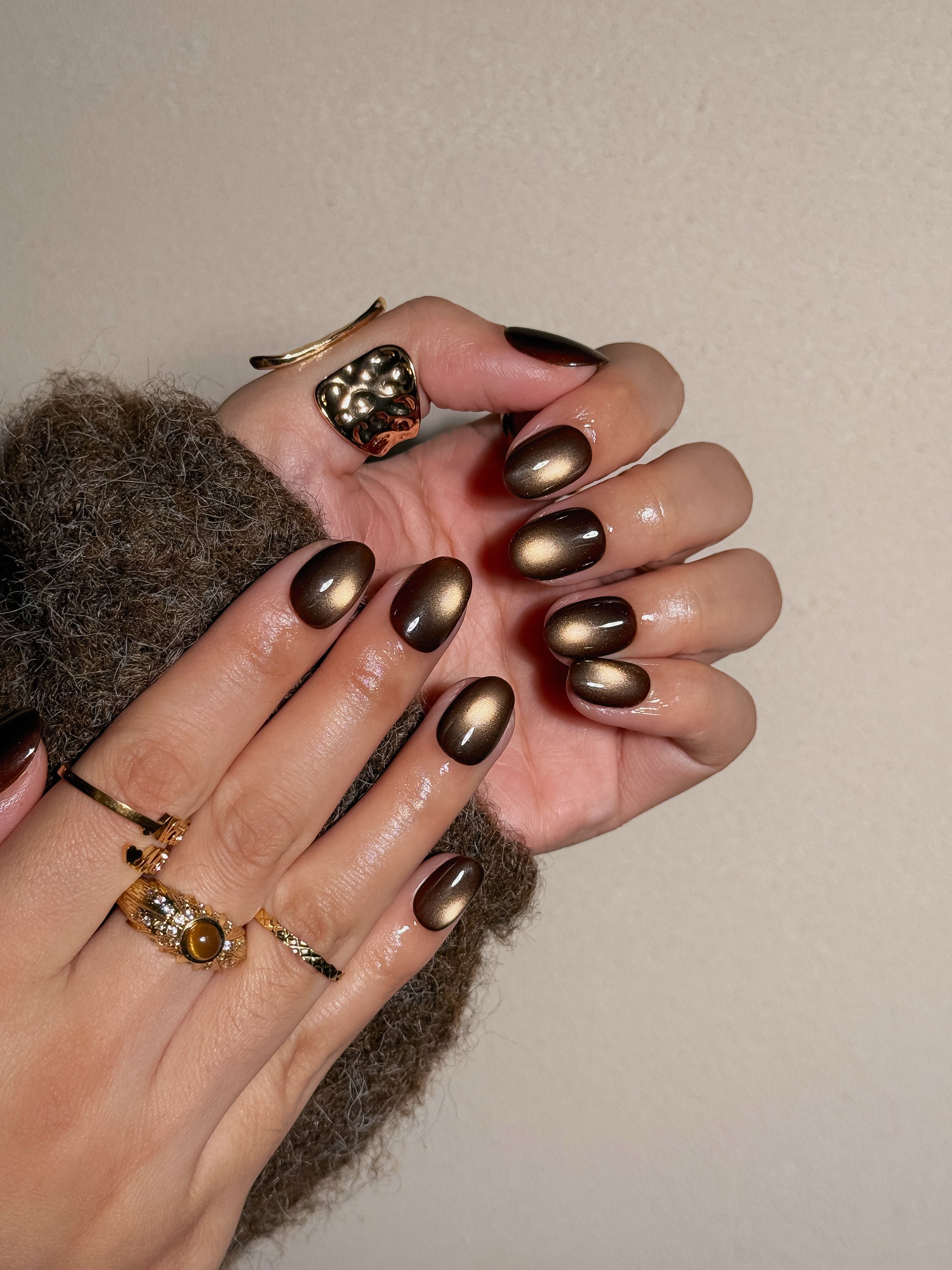 Manucure “Chocolat Chaud” à reflets dorés, tendance automne-hiver