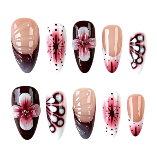 Berry Babe faux ongles rouge cerise et nude avec détails fleurs, finition brillante.