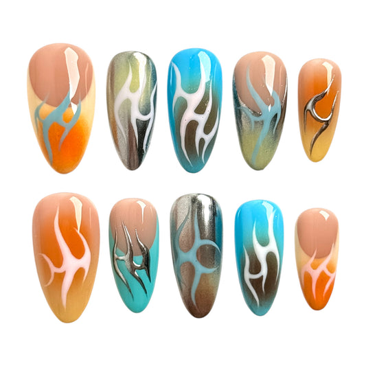 Blue Tribal press on nails faits main avec motifs tribal bleu, blanc, orange et détails chrome