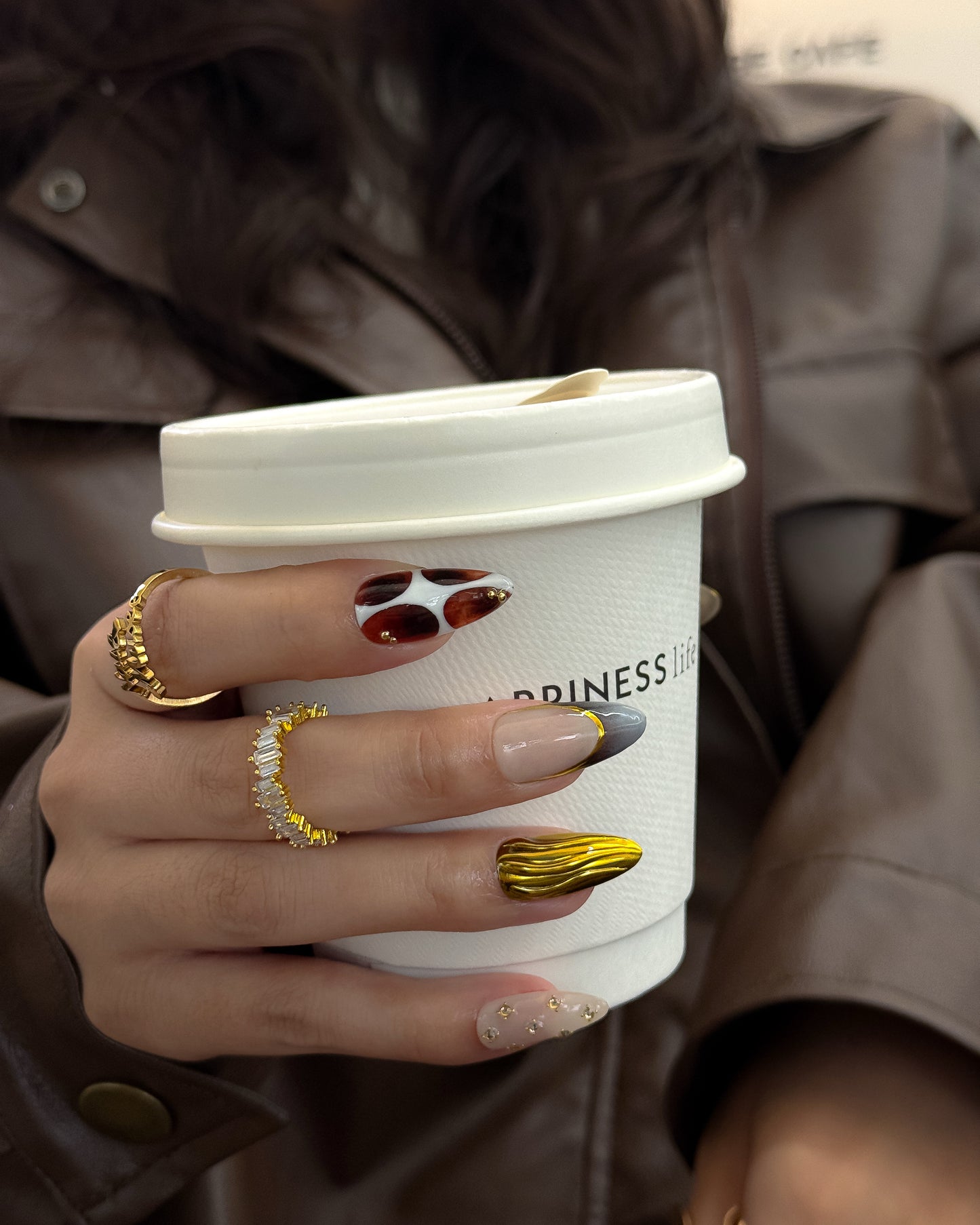 manucure press-on dorée "brille un peu",parfaite avec des bijoux dorés