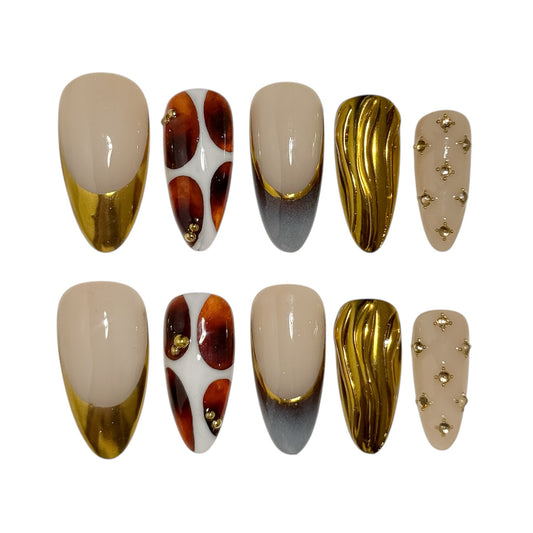 ongles dorés "brille un peu" par nailmusee,desgin lumineux et élégant