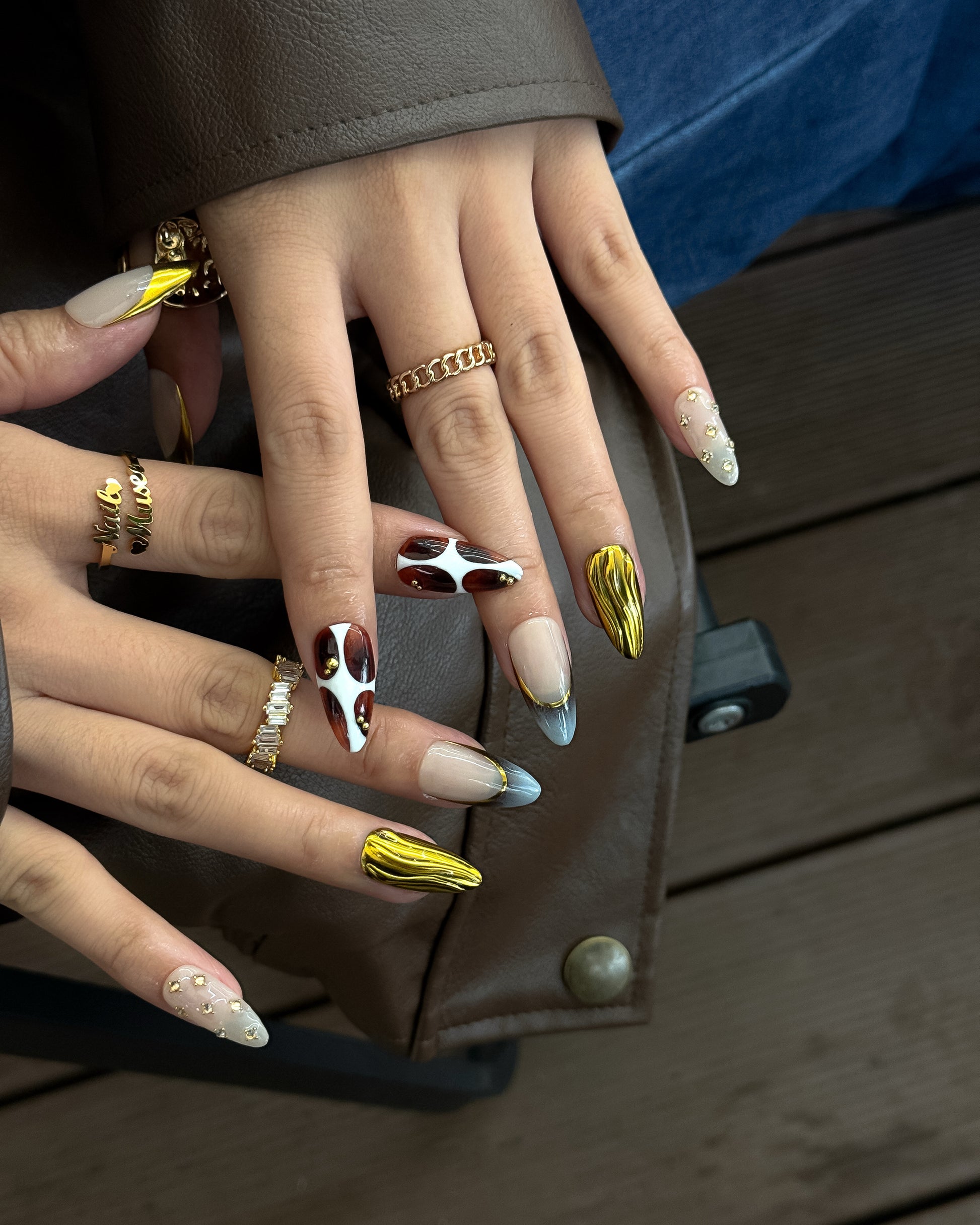 détail des ongles dorés Brille un peu,reflets lumineux et touche chic