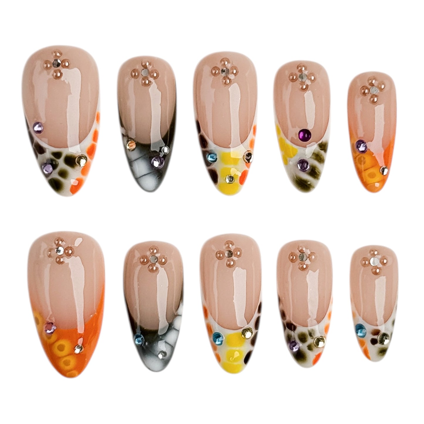 détail faux ongles Candy Tip avec base nude, pointes colorées et petits strass