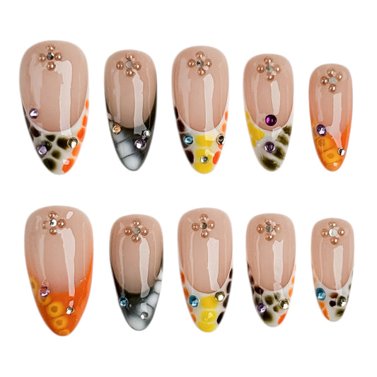 détail faux ongles Candy Tip avec base nude, pointes colorées et petits strass