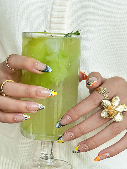 faux ongles Candy Tip NailMuseesur main avec pointes colorées et strass