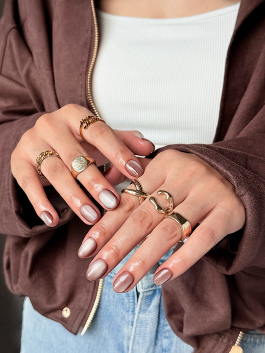 Cocoa Cat press on nails courts portés, couleur brun cacao avec effet cat eye naturel