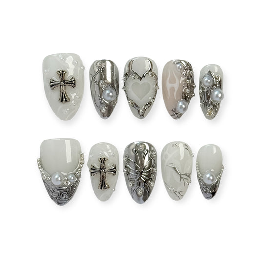 Croix d’Argent press-on nails gothiques en argent et perles – vue principale