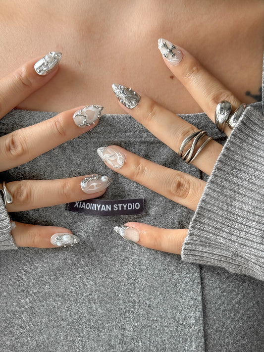 Press-on nails Croix d’Argent portés – design gothique argenté avec perles et croix