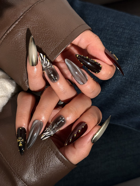 Faux ongles gothiques Croix de Cendre portés, style sombre et élégant