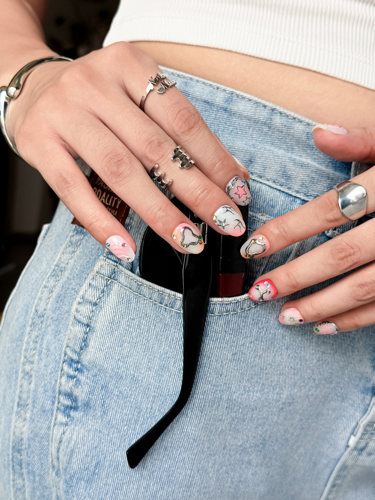 Disco Star press on nails courts portés, design Y2K coloré avec étoiles argentées et strass