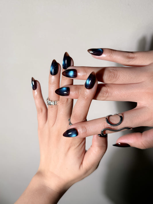 Effet œil de chat magnétique aux reflets bleus variables sur ongles brun café