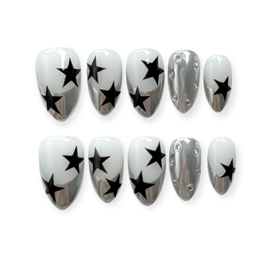 Ongles press-on noirs avec motifs d’étoiles et finition chromée argentée