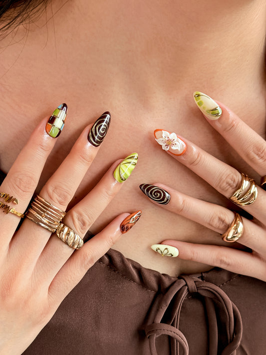 Fleur d’Olive press on nails portés, nail art rétro vert olive, brun et ambre