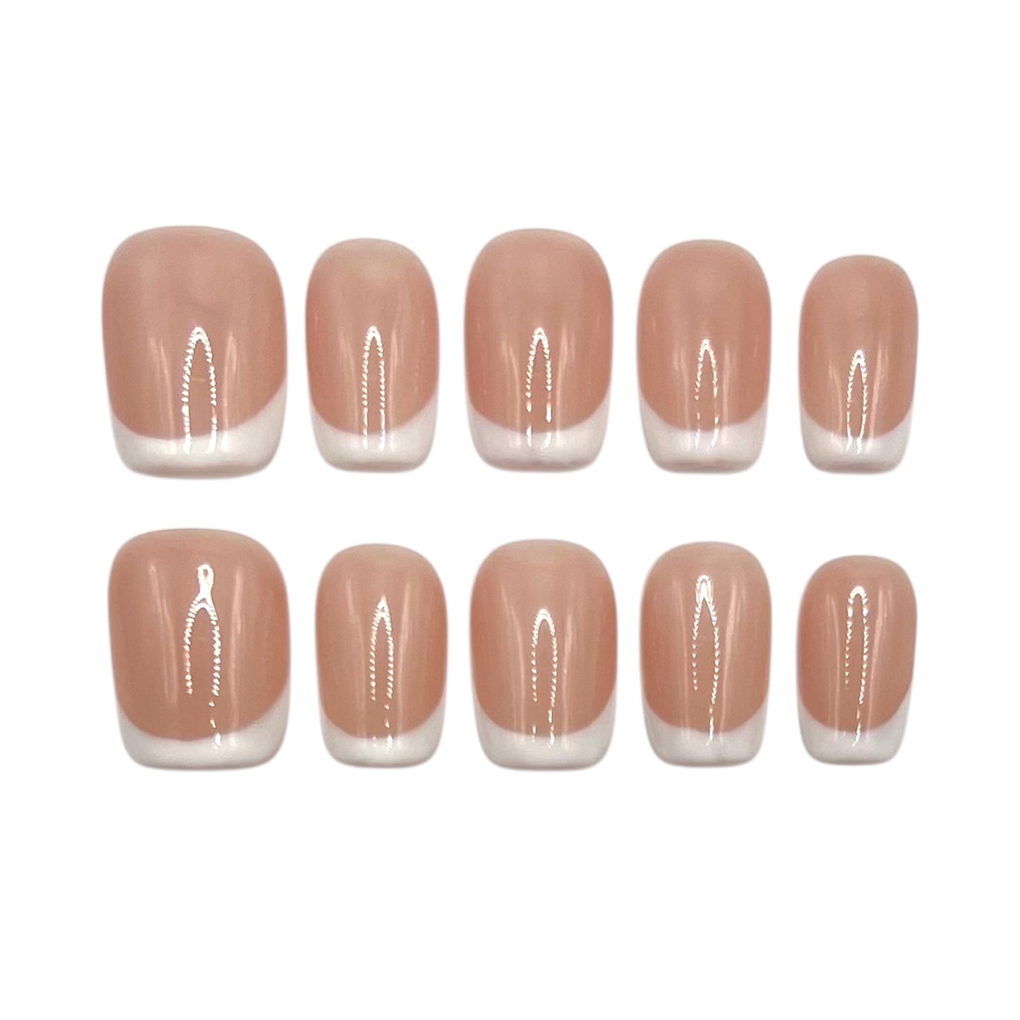 ongles press on nude avec fine french blanche, style propre et élégant