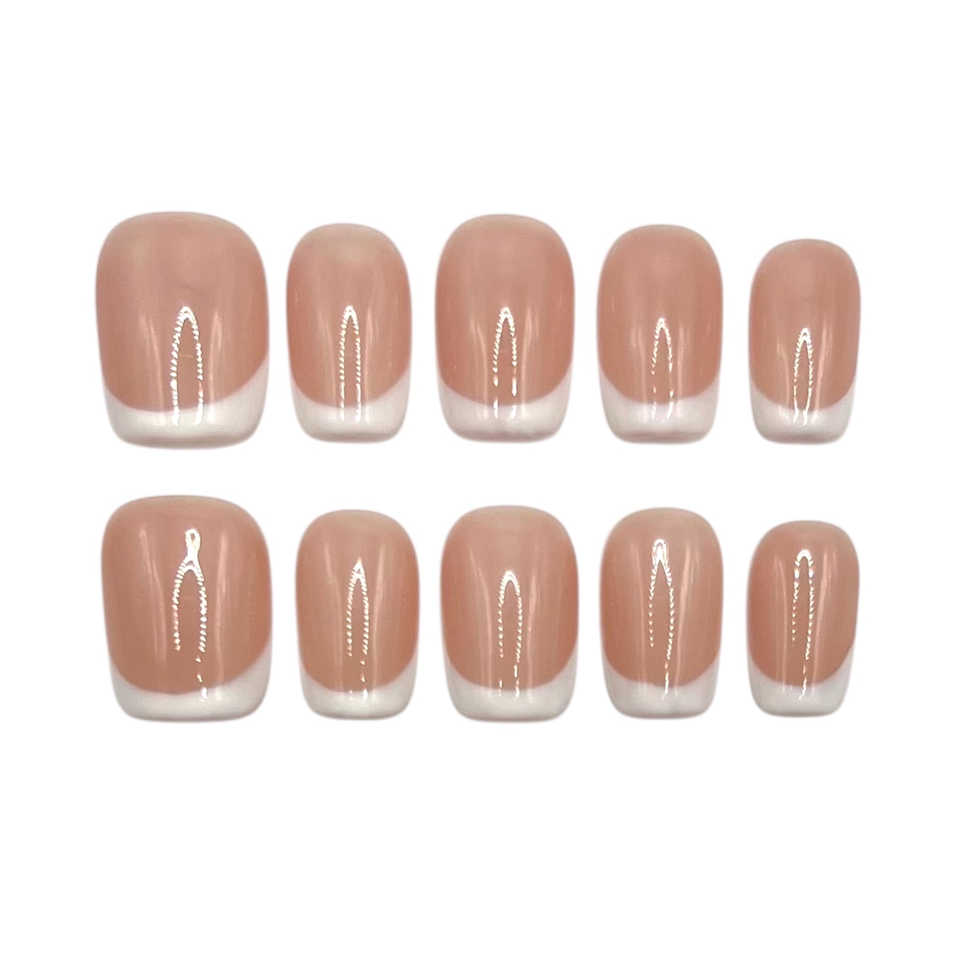 ongles press on nude avec fine french blanche, style propre et élégant