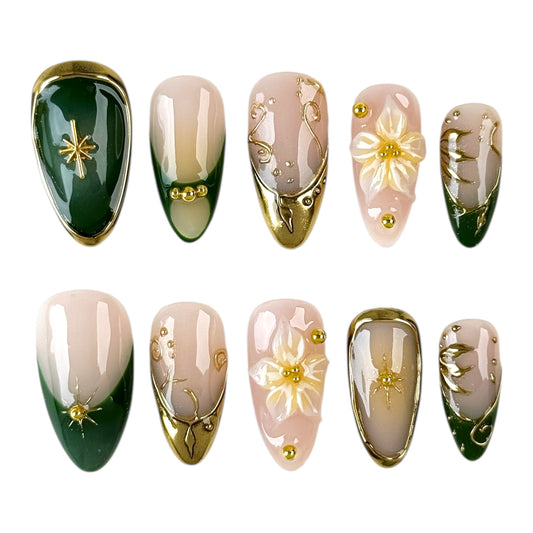 Faux ongles vert émeraude avec fleurs 3D et détails dorés, finition brillante effet gel