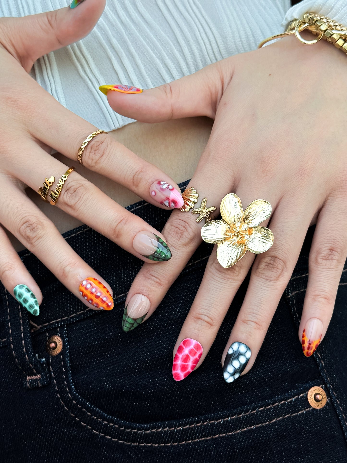 détail faux ongles Jelly Reef effet jelly brillant avec motifs organiques multicolores