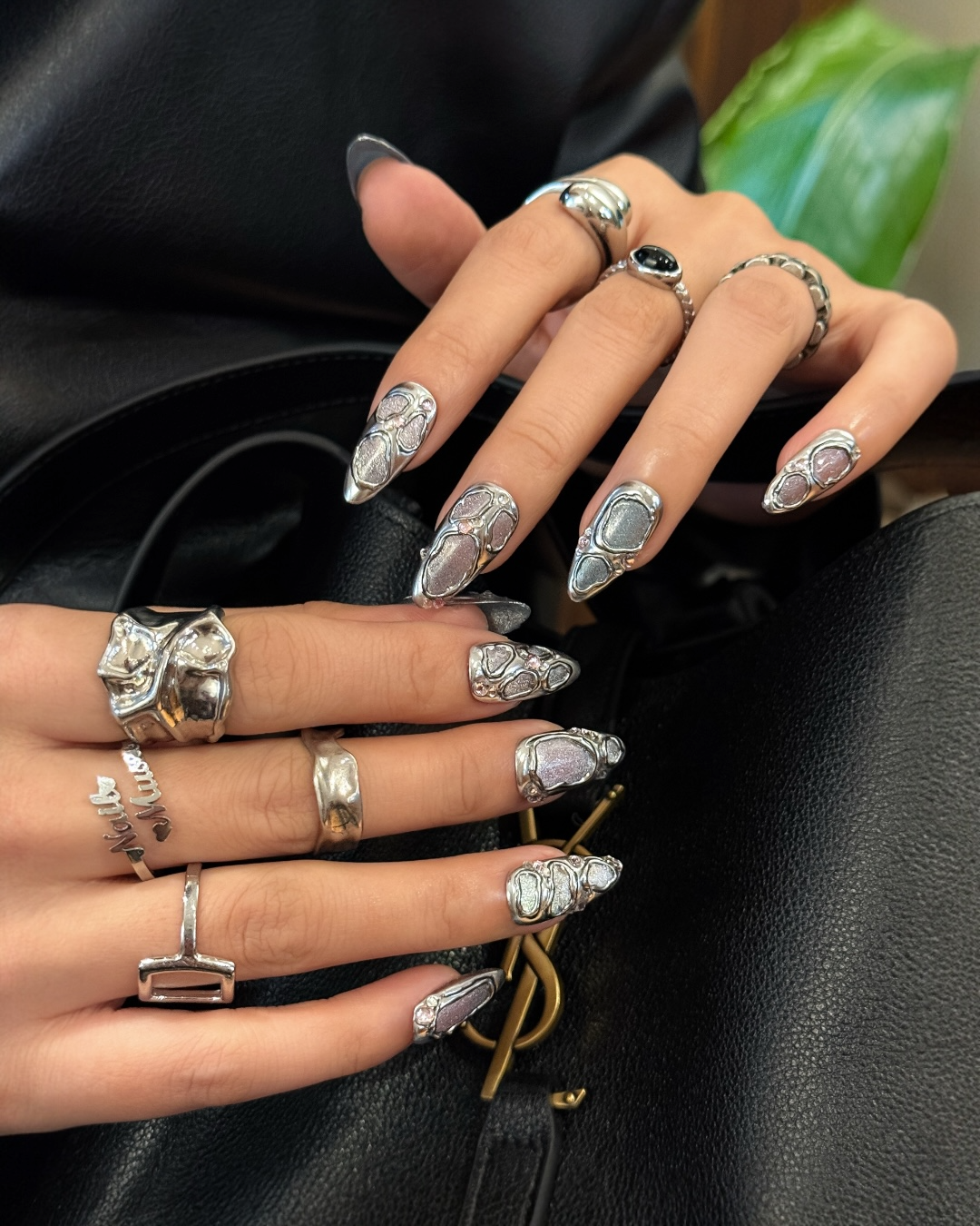 Faux ongles argentés Jolie Chrome à l’effet chrome liquide, portés sur la main