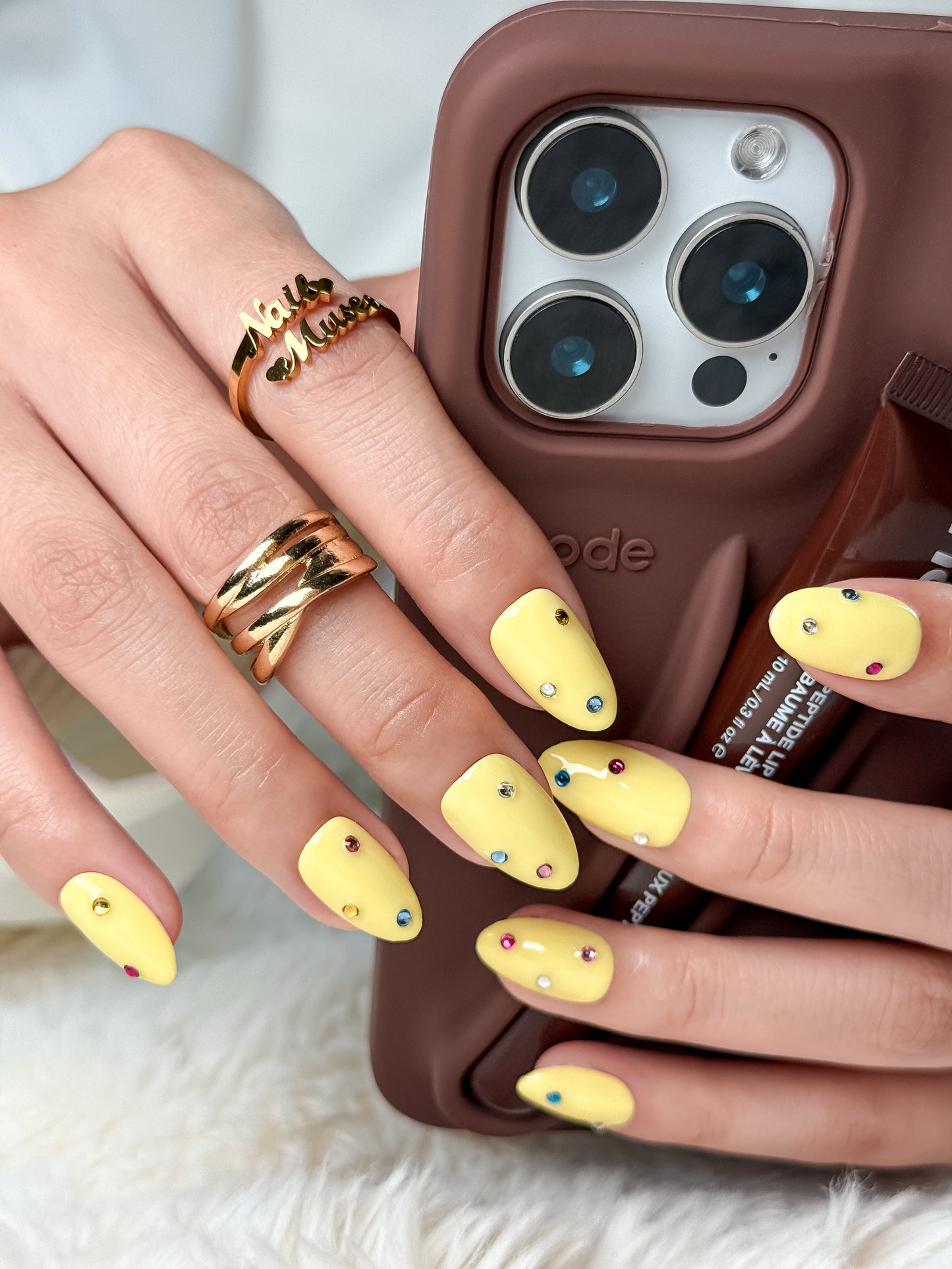 Détail des faux ongles press-on Limonciel avec cristaux délicats et effet gel brillant
