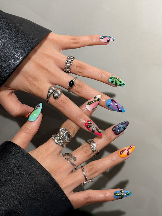 Détails des ongles Liquide Pop, collection printemps-été aux couleurs vives
