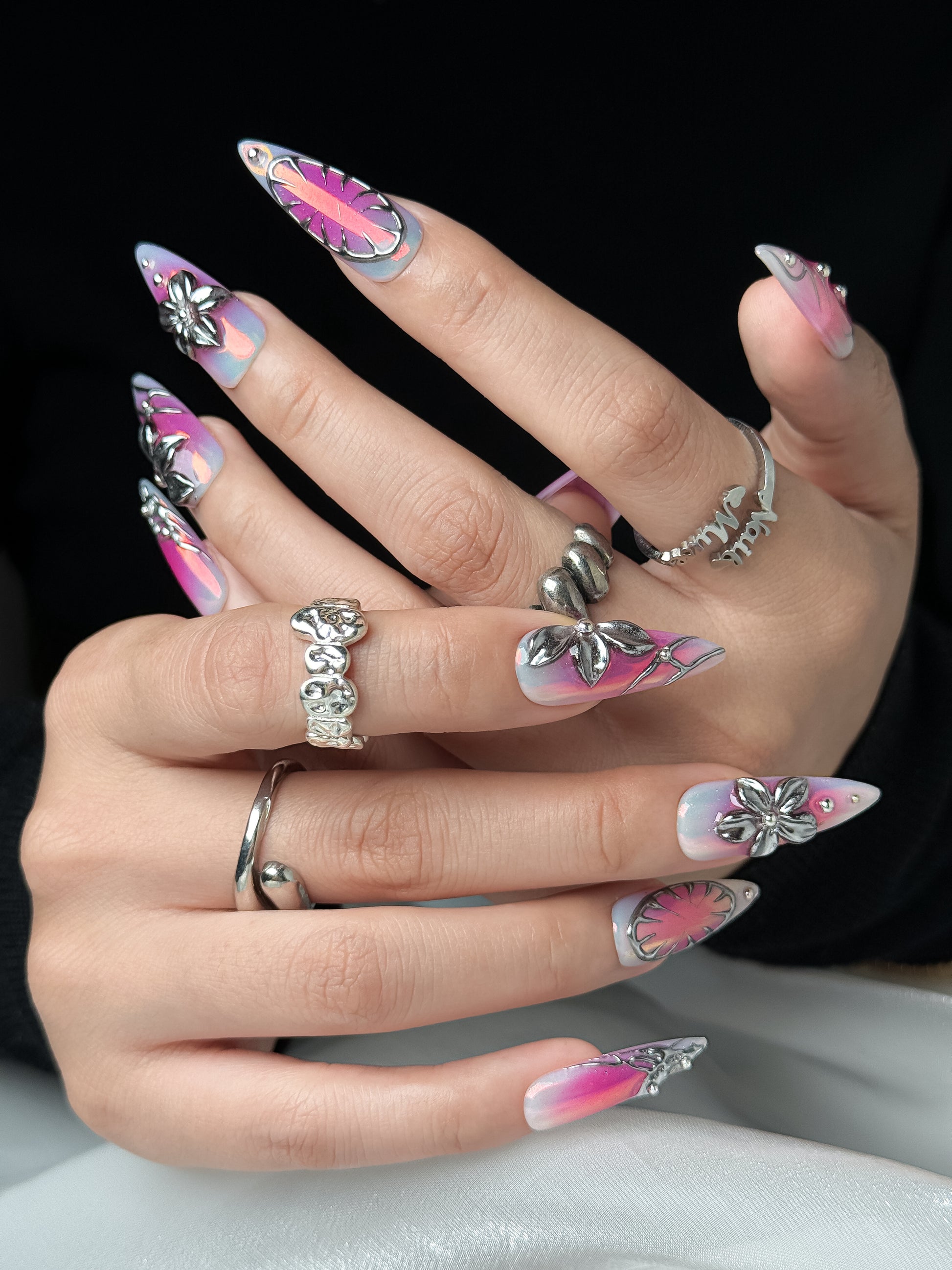 Press on nails roses chrome portés à la main avec finition glossy et détails 3D