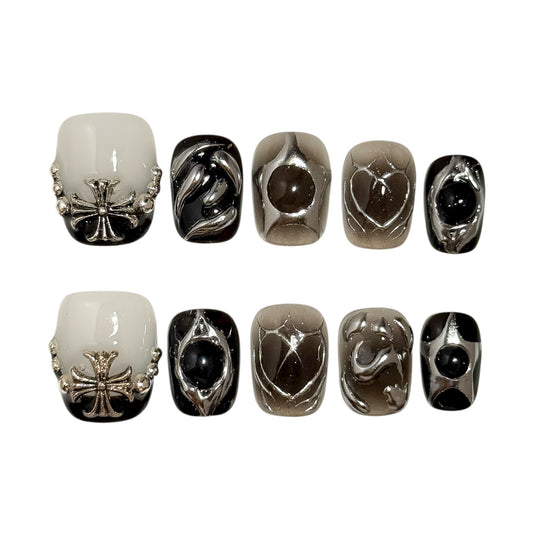 faux ongles métal libre noirs et argentés. au style gothique métallique 