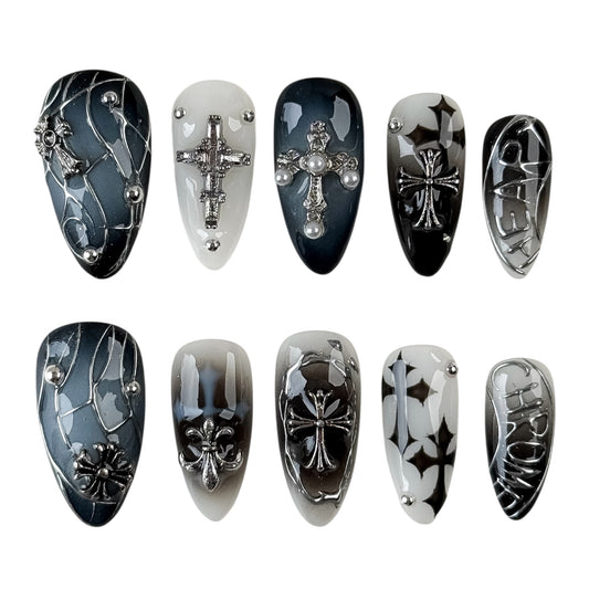Midnight Relique faux ongles gothiques noir et gris avec croix argentées en relief, forme longue élégante
