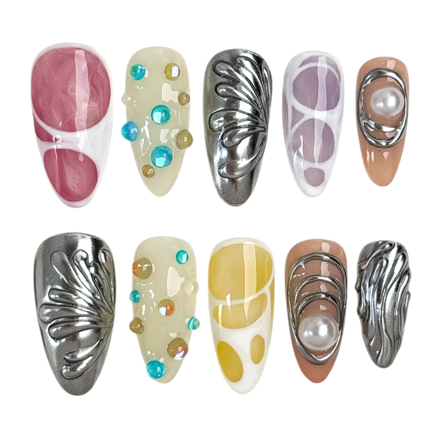 Moodboard de NailMusee, faux ongles artisanaux faits main avec détails 3D, perles et design artistique.