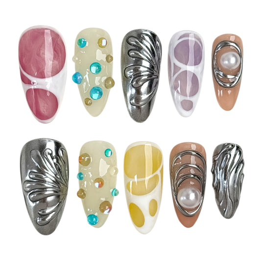 Moodboard de NailMusee, faux ongles artisanaux faits main avec détails 3D, perles et design artistique.