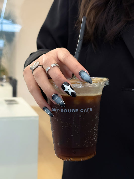 Press-on nails Noir Étoilé, look futuriste et élégant par NailMusee