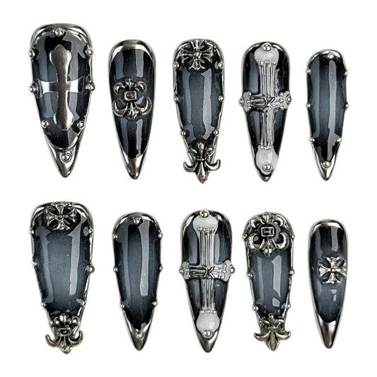 Ongles press-on gothiques noir dégradé avec croix argentée et finition chrome, collection NOIRVEIL par NailMusee