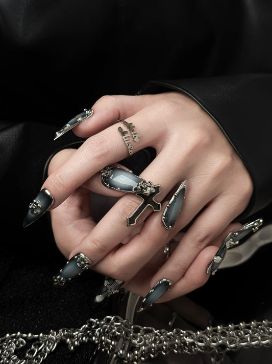 Faux ongles noir fumé avec détails métal argenté et design gothique, style edgy NOIRVEIL NailMusee