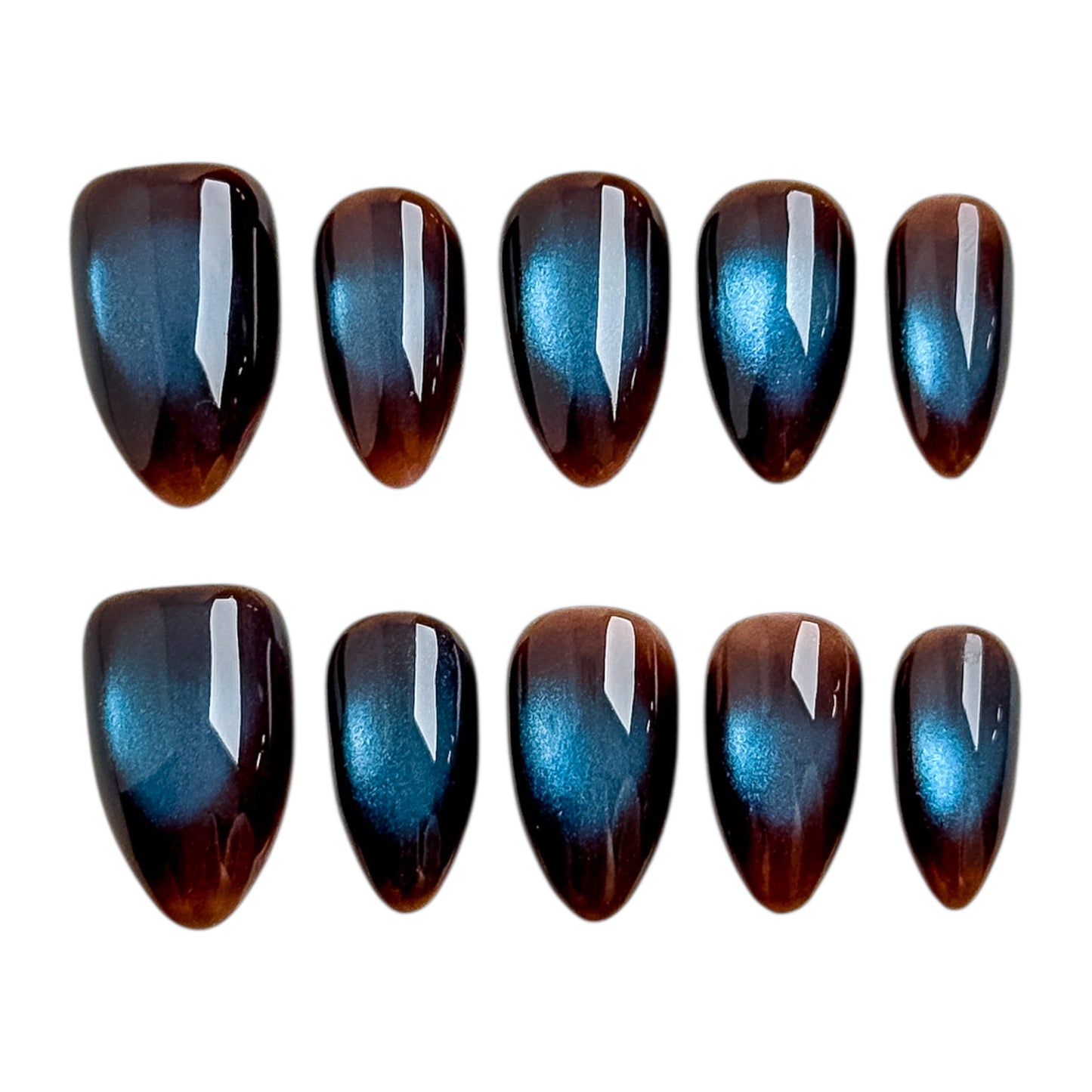 Ongles œil de chat bleu café avec base brun café et reflets bleus changeants