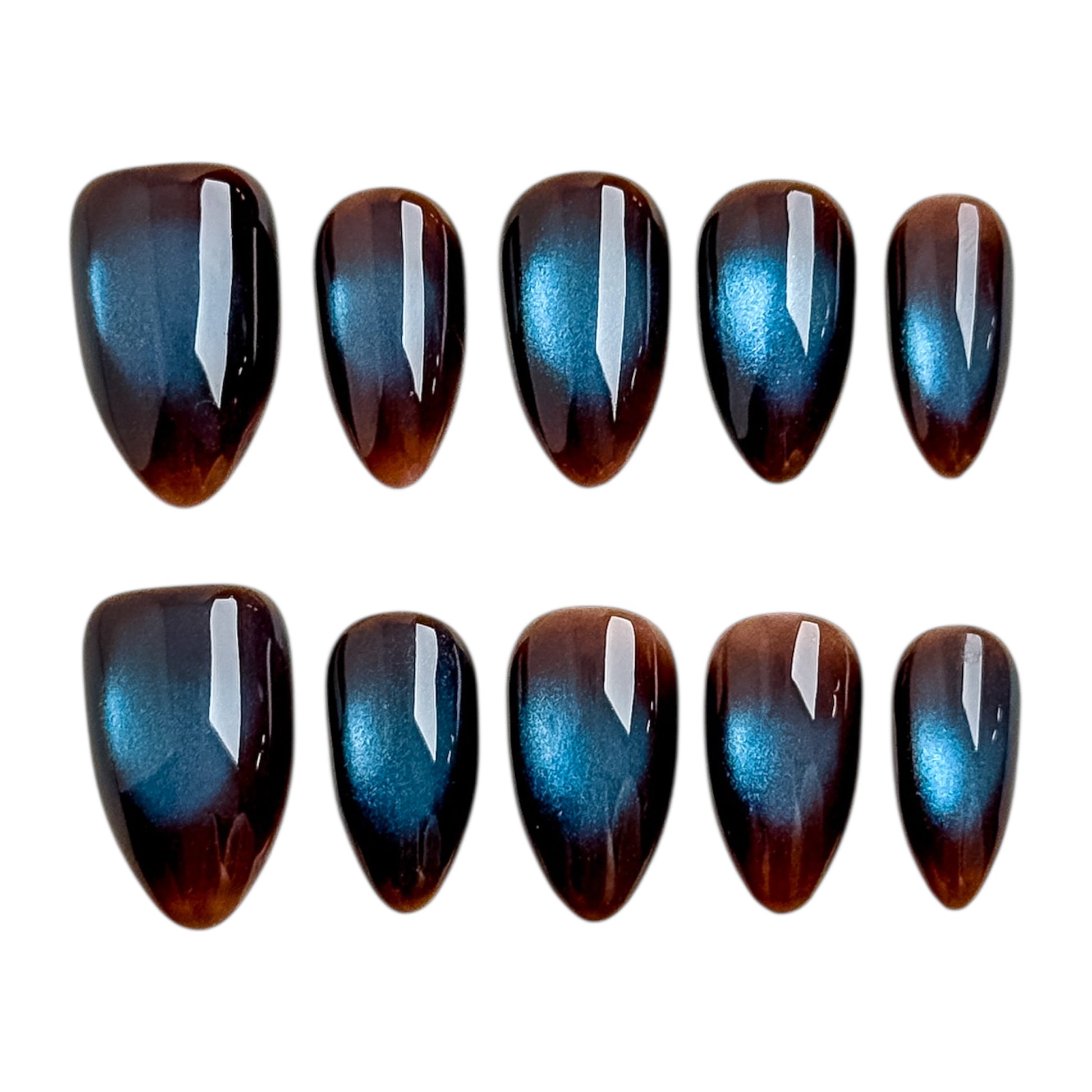 Ongles œil de chat bleu café avec base brun café et reflets bleus changeants