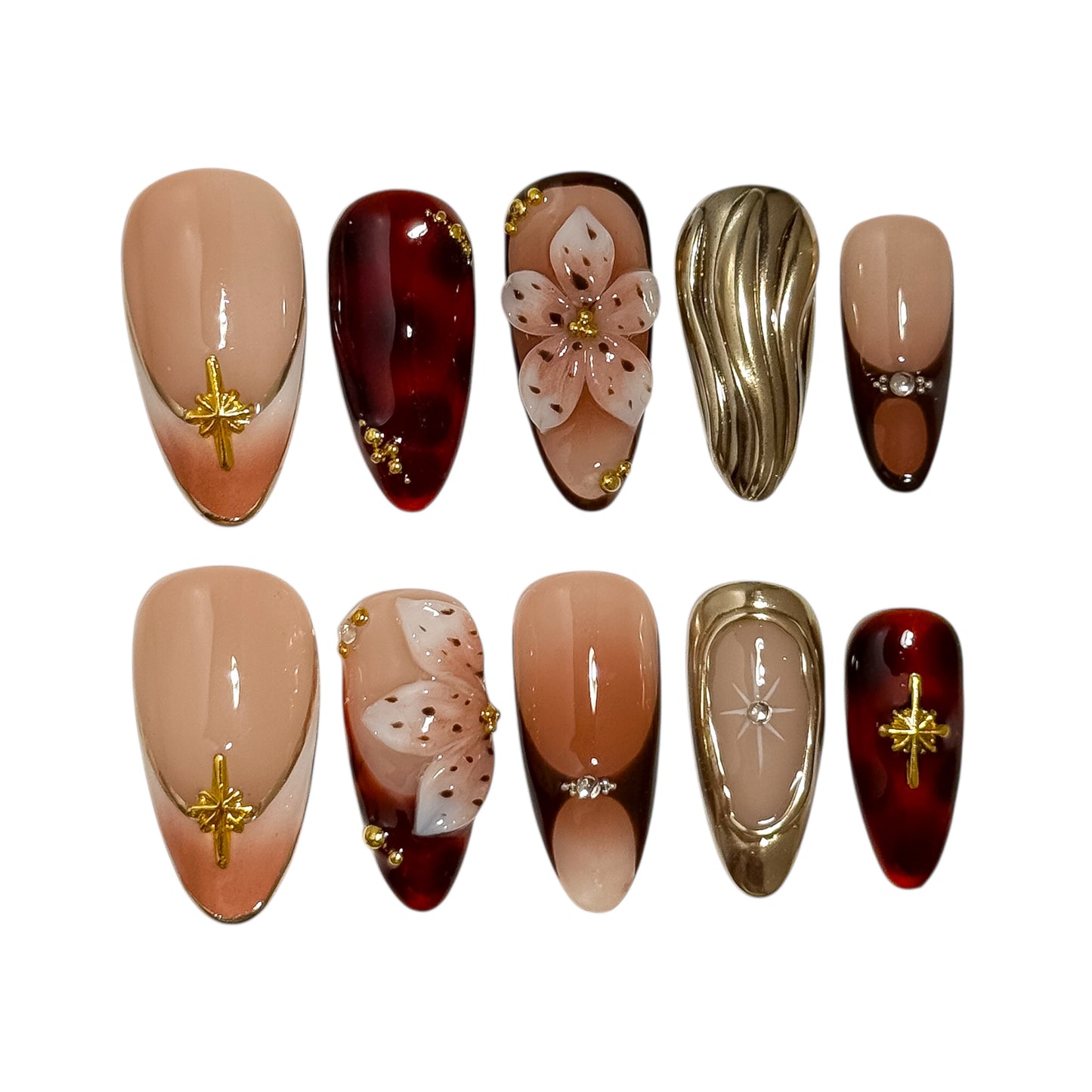 détail des motifs floraux dorés sur la manucure fleur tardive