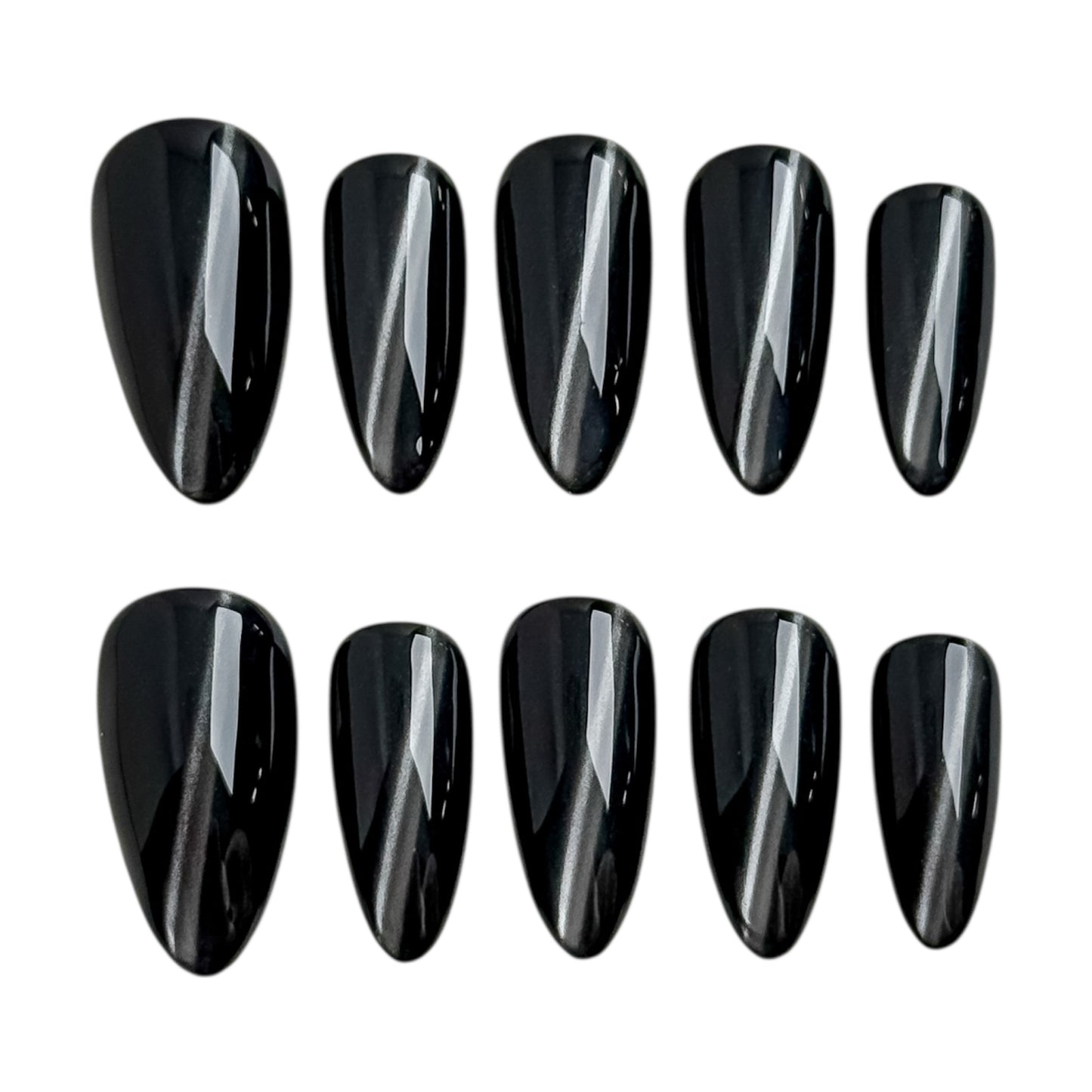 Ongles press-on noir profond avec effet œil de chat diagonal, finition ultra brillante et forme amande élégante