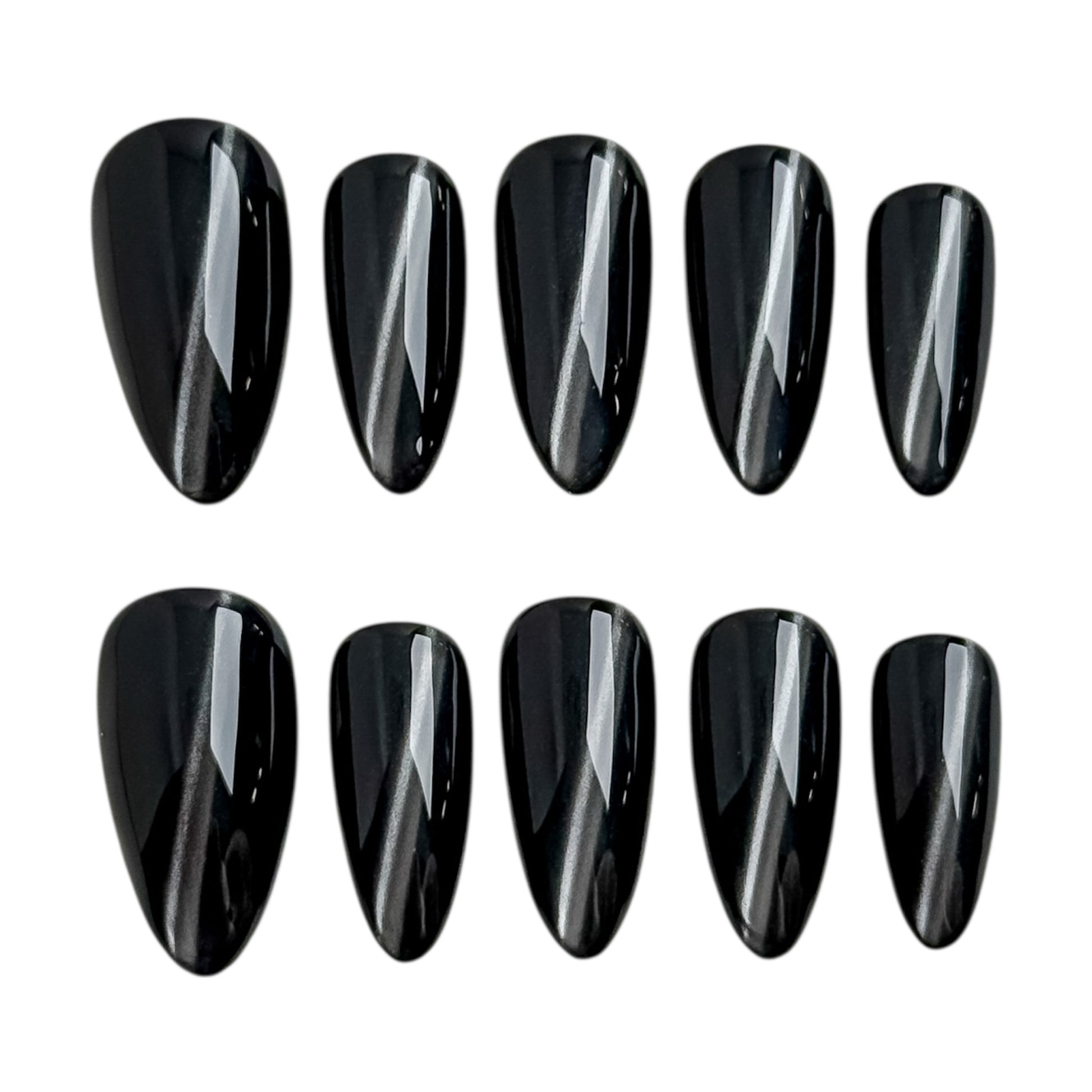 Ongles press-on noir profond avec effet œil de chat diagonal, finition ultra brillante et forme amande élégante