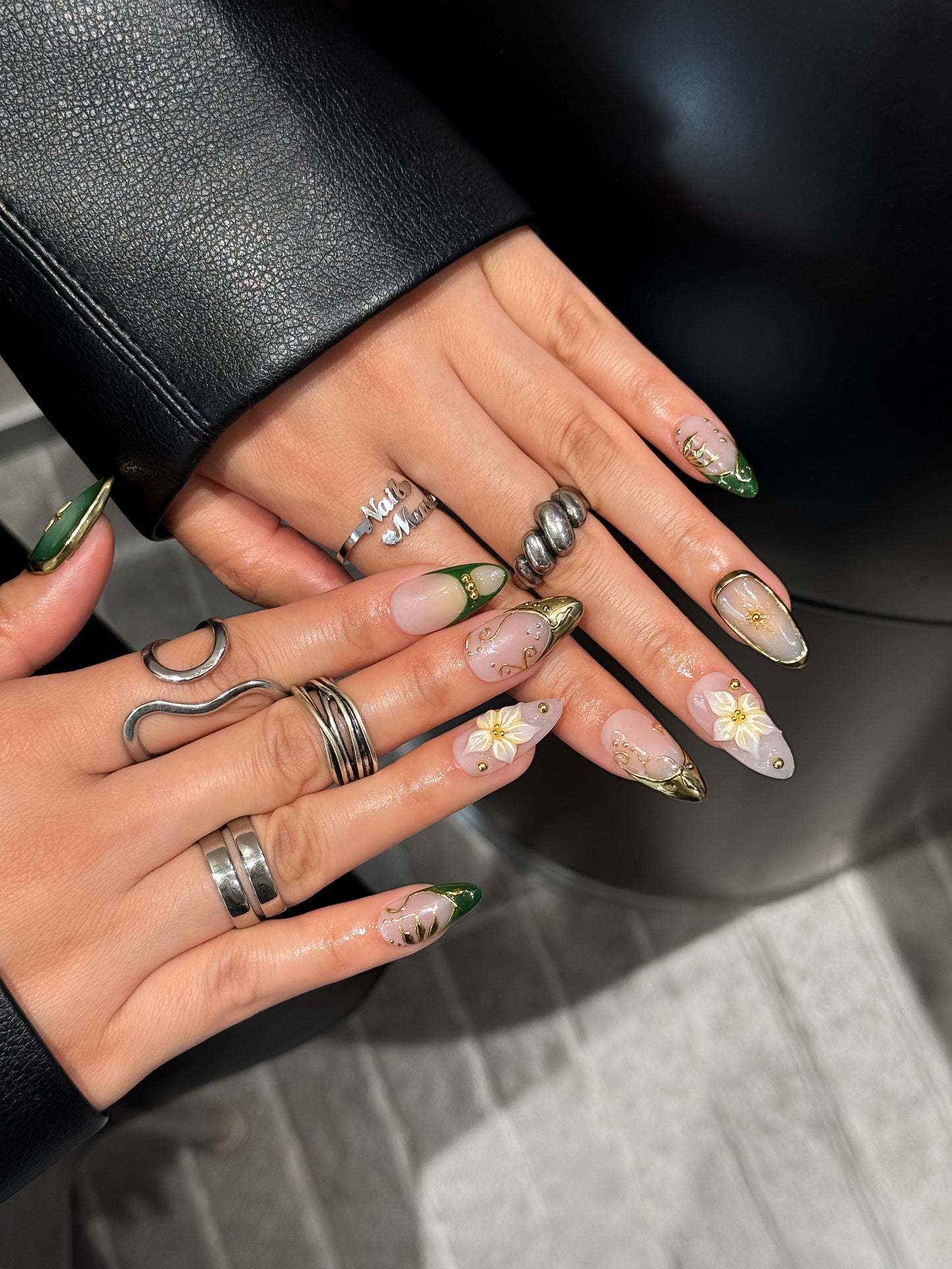 Ongles press-on vert émeraude portés, finition brillante effet salon