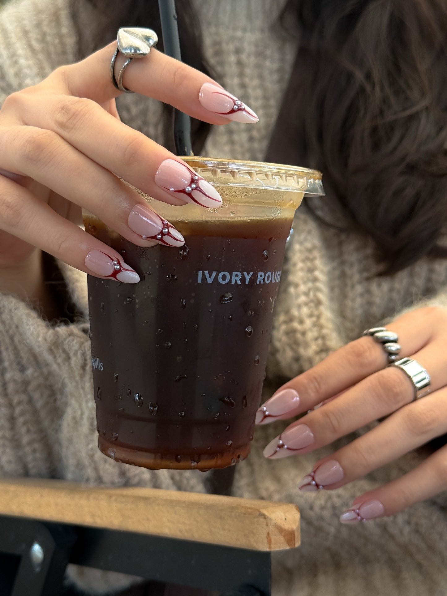 Manucure Perle de Grenat portée sur la main