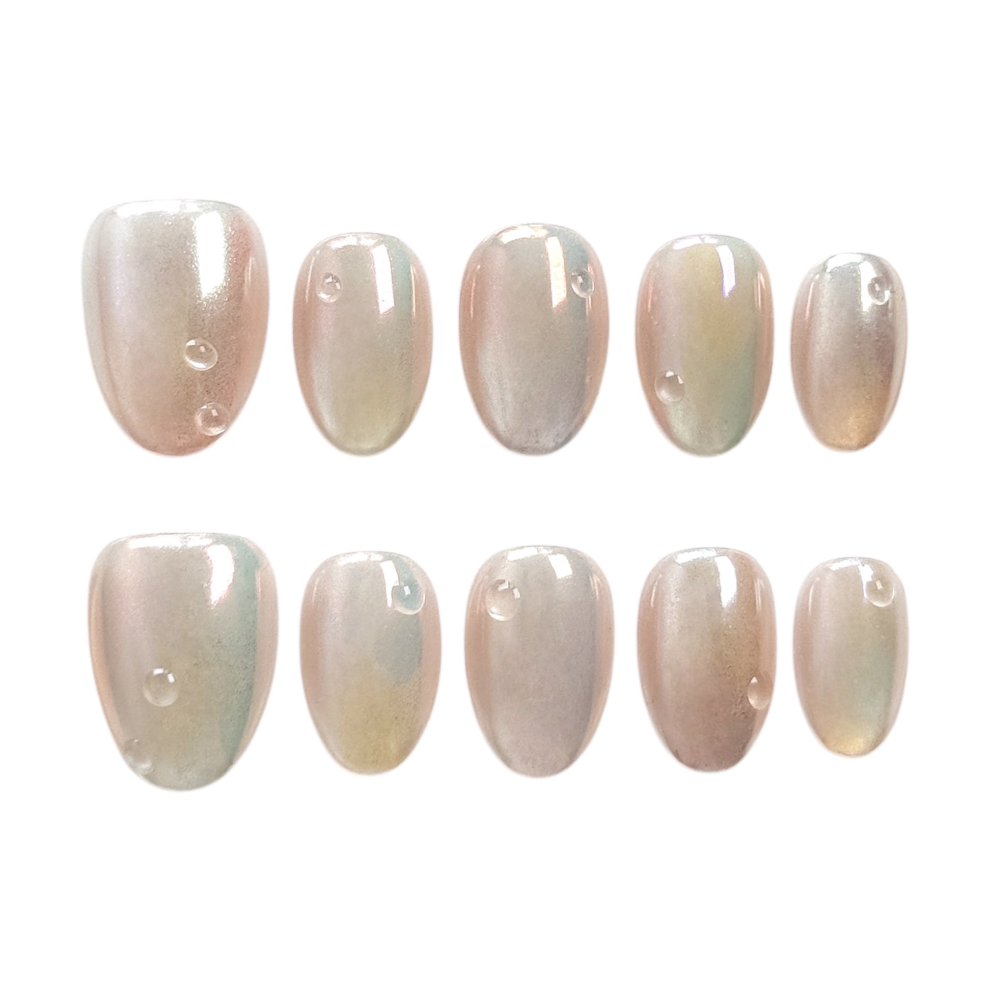Ongles pressés Perle de Tahiti de NailMusee, finition nacrée irisée unique réalisée avec poudres frottées.