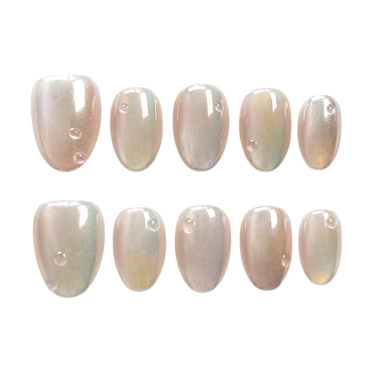 Ongles pressés Perle de Tahiti de NailMusee, finition nacrée irisée unique réalisée avec poudres frottées.