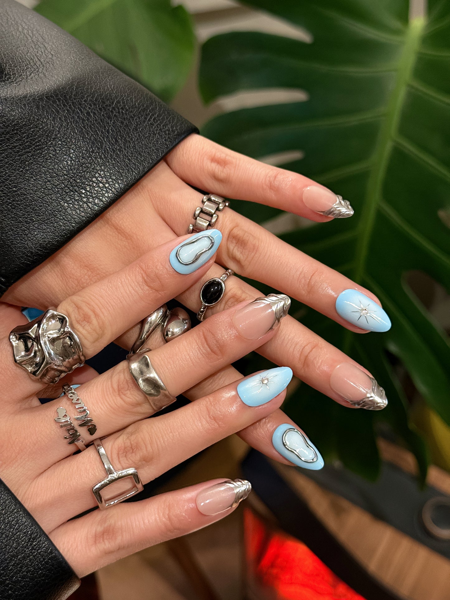 Faux ongles nude et bleu clair Petit Ciel portés sur la main
