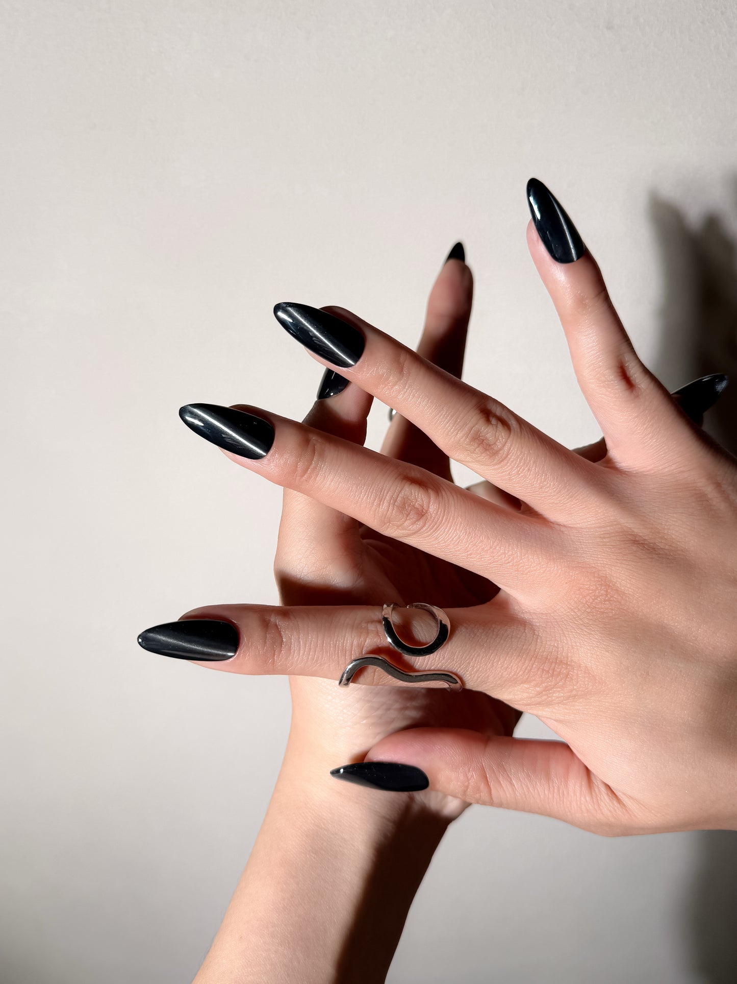 Ongles press-on noirs effet œil de chat oblique avec brillance miroir