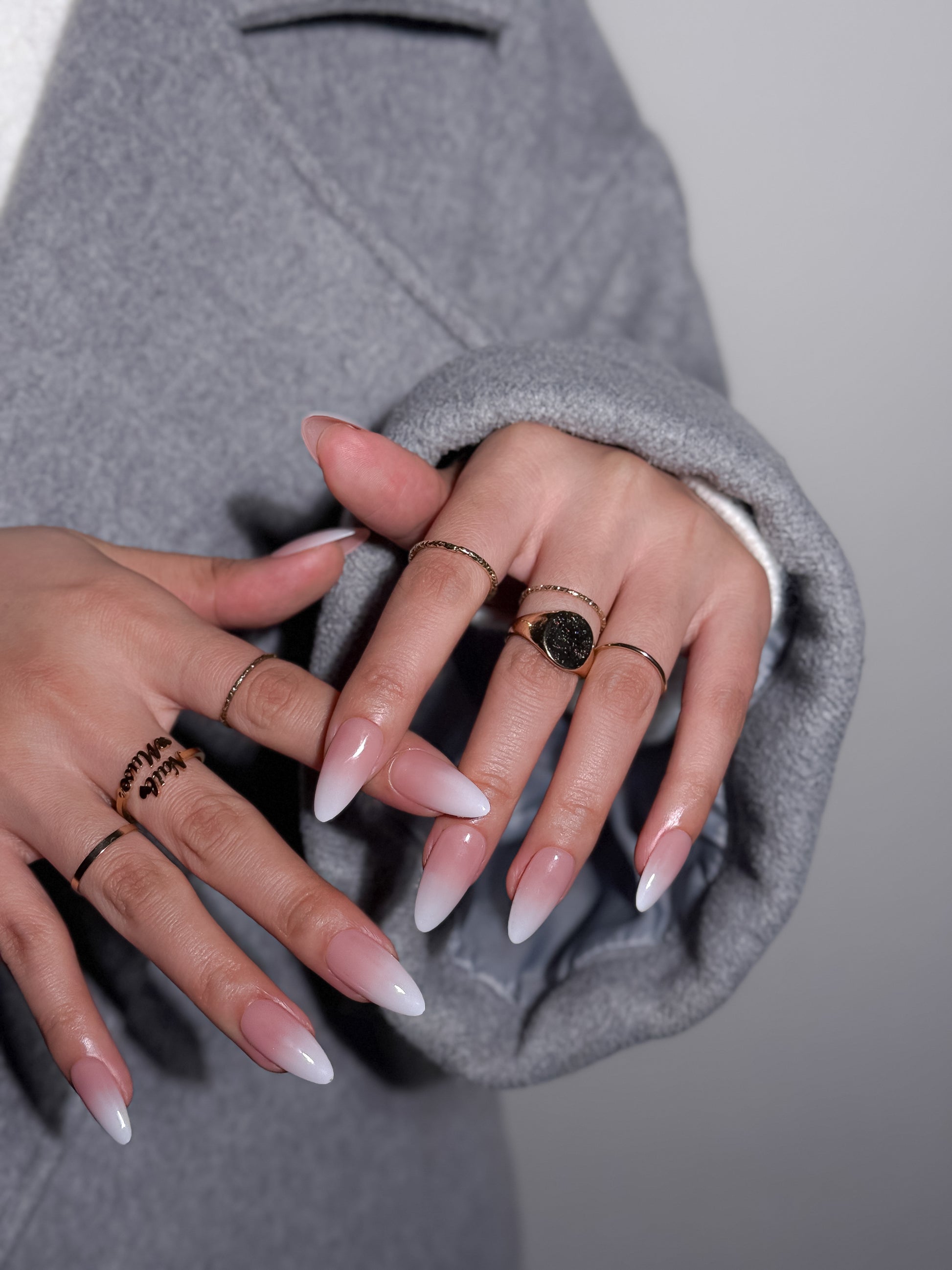 Ongles nude dégradés Rosée Pure en forme amande longue, dégradé élégant qui allonge la main

