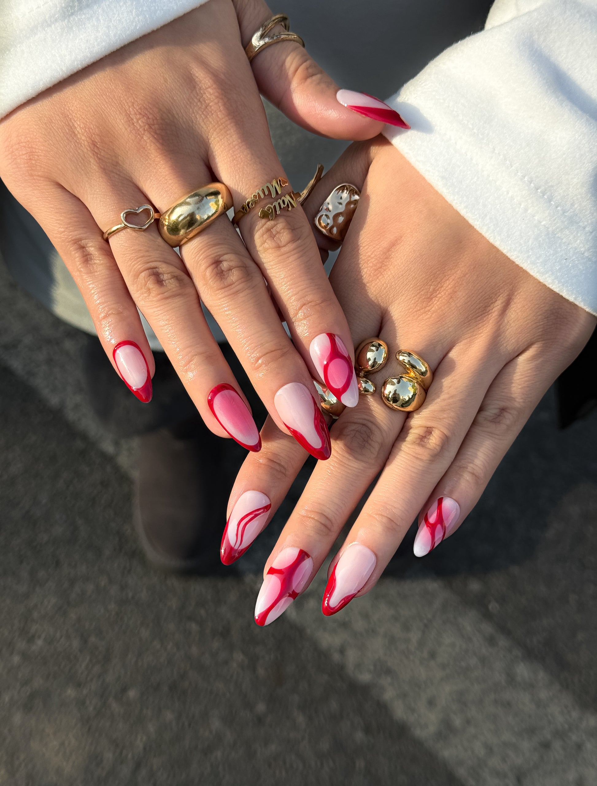 Manucure Ruban de Noël portée, style festif rouge façon ruban cadeau.