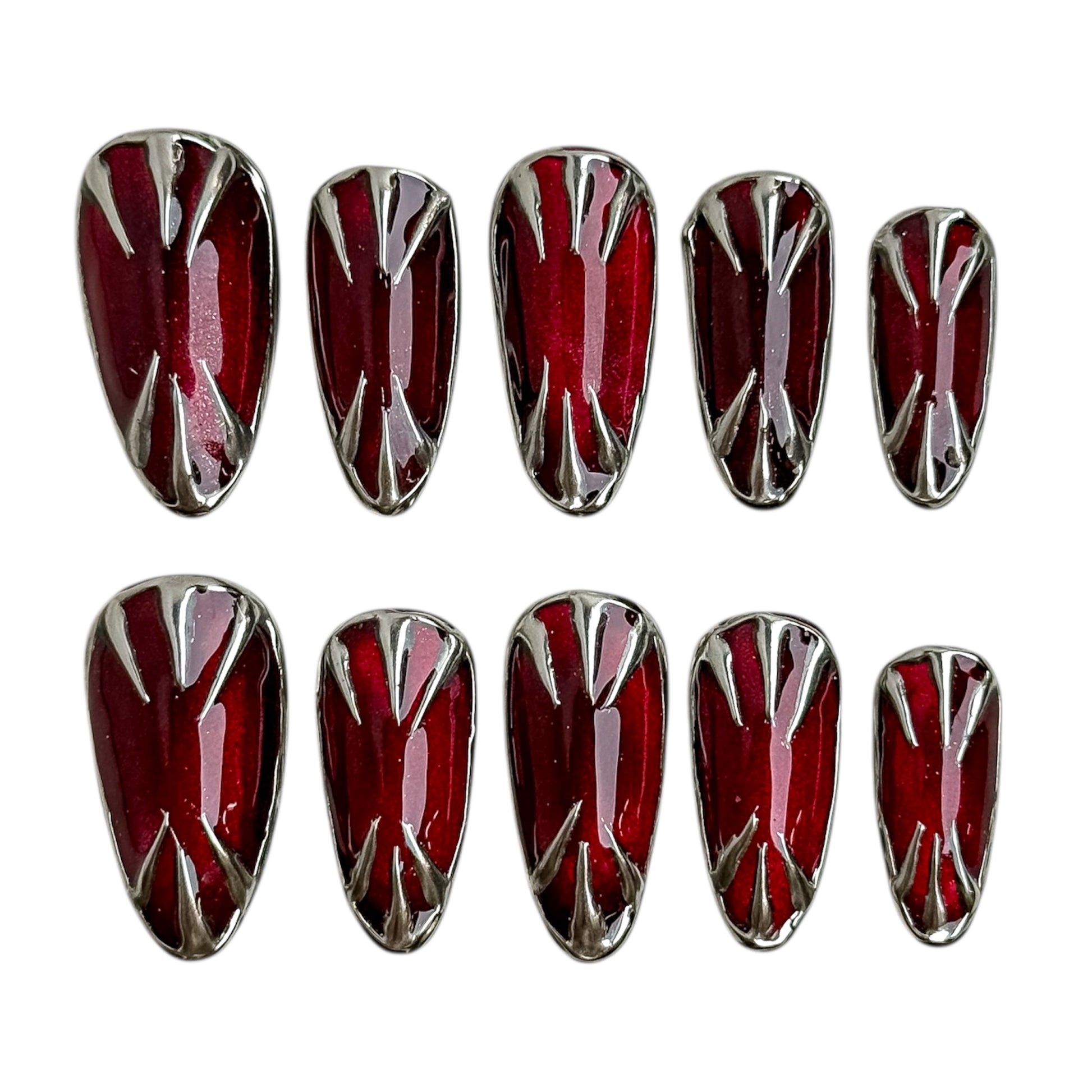 Faux ongles rouge profond avec lignes argentées chromées, modèle Saignée d’Argent par NailMusee