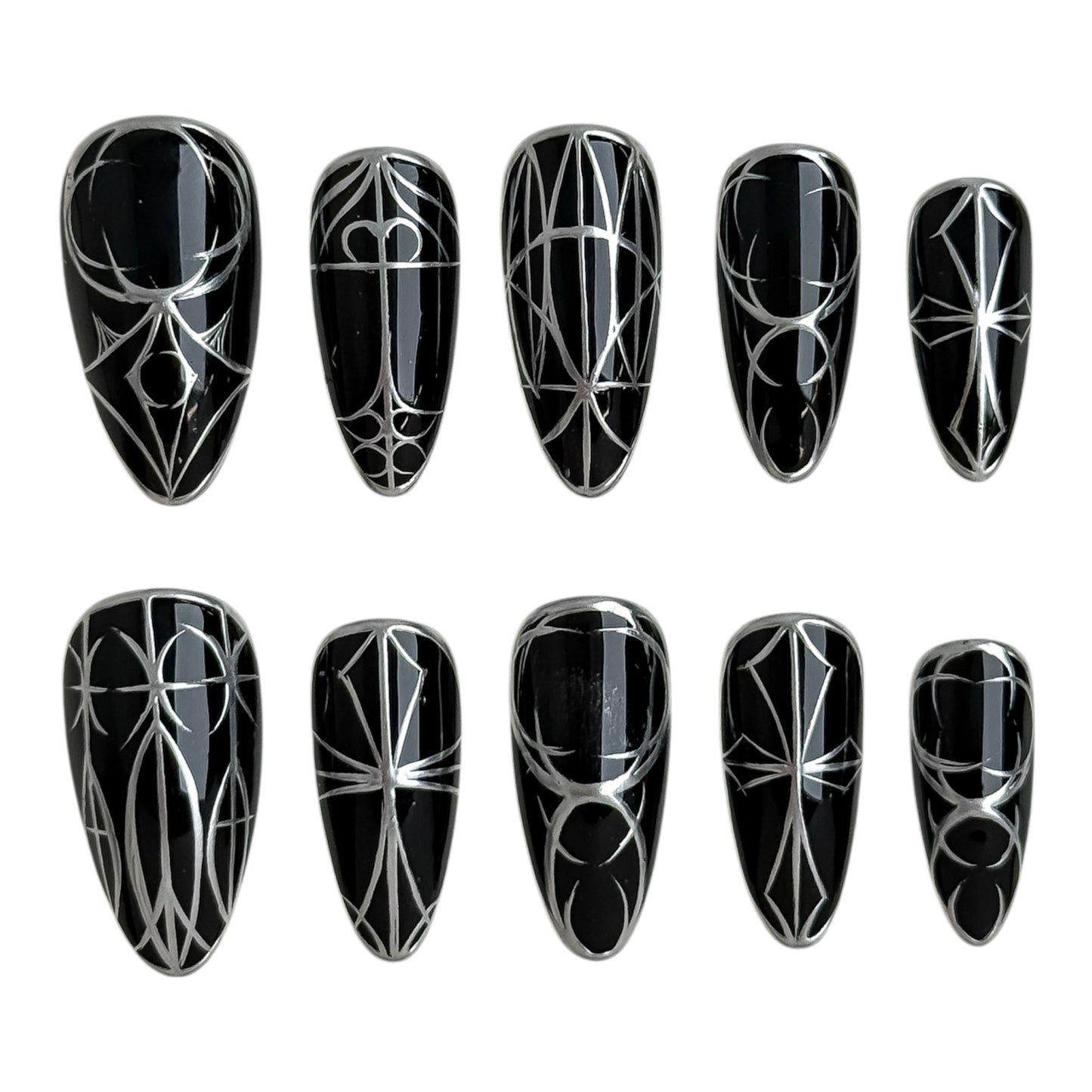 Détail des lignes argentées peintes à la main sur ongle noir