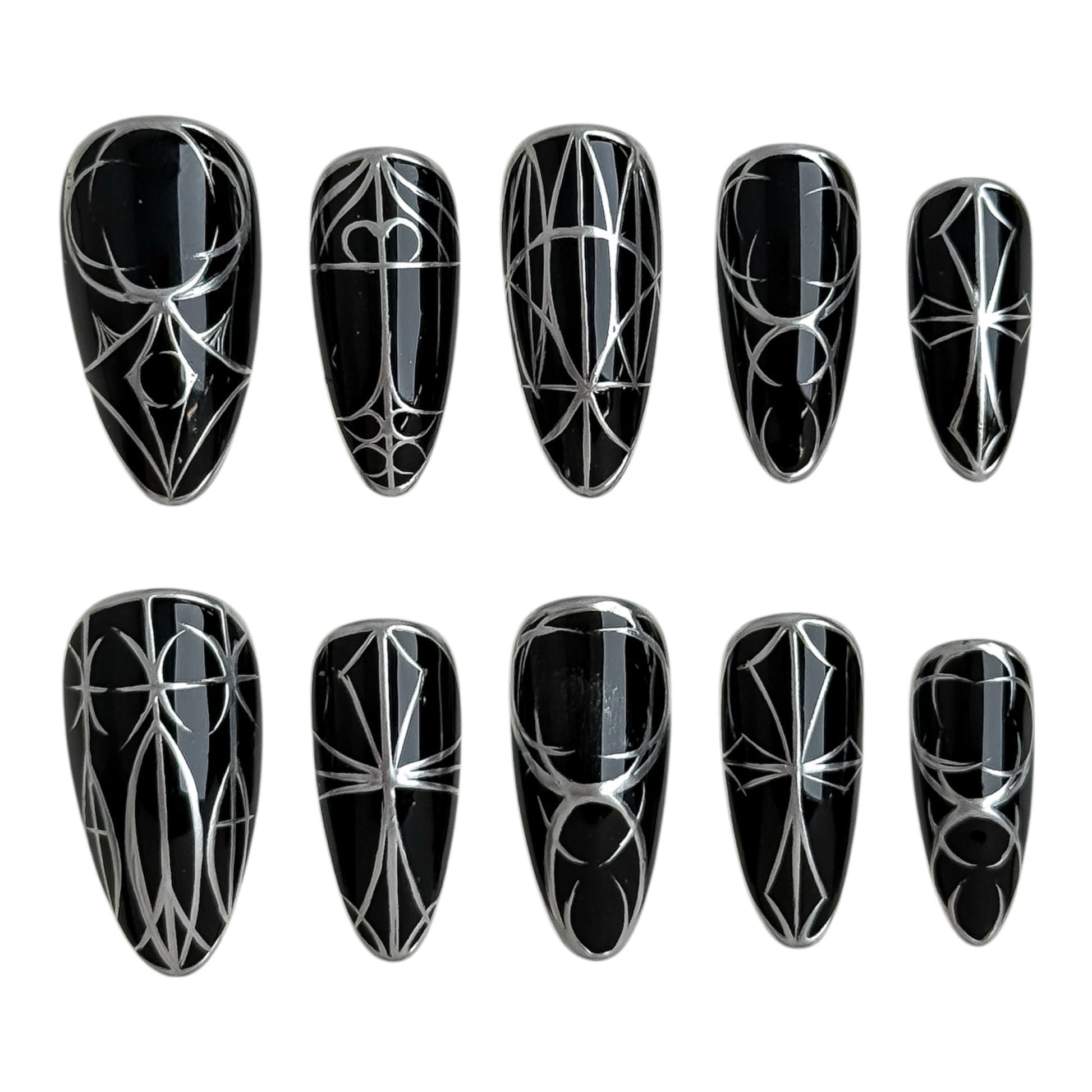 Détail des lignes argentées peintes à la main sur ongle noir