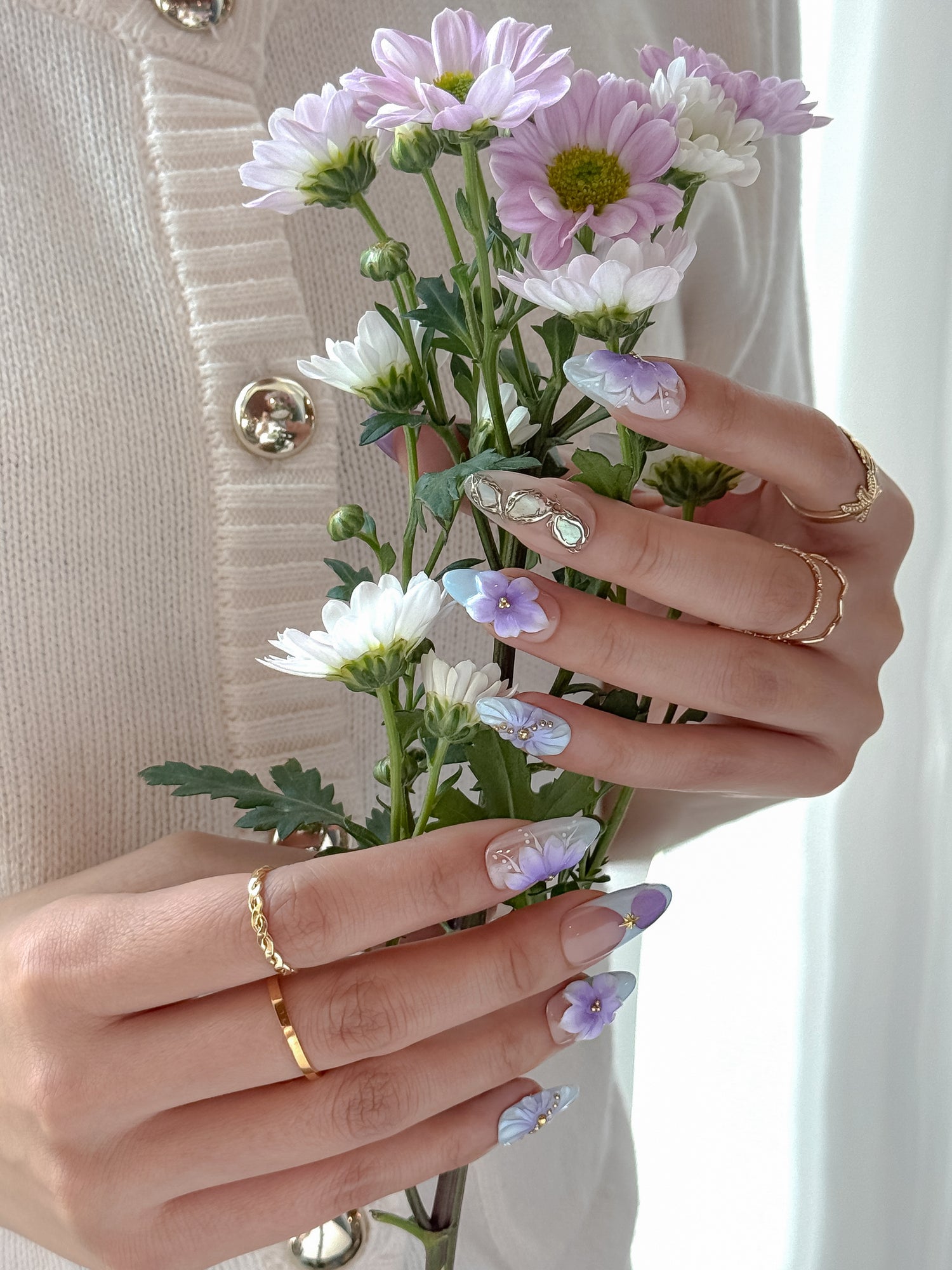 Ongles press-on floraux violet portés, style printemps été élégant